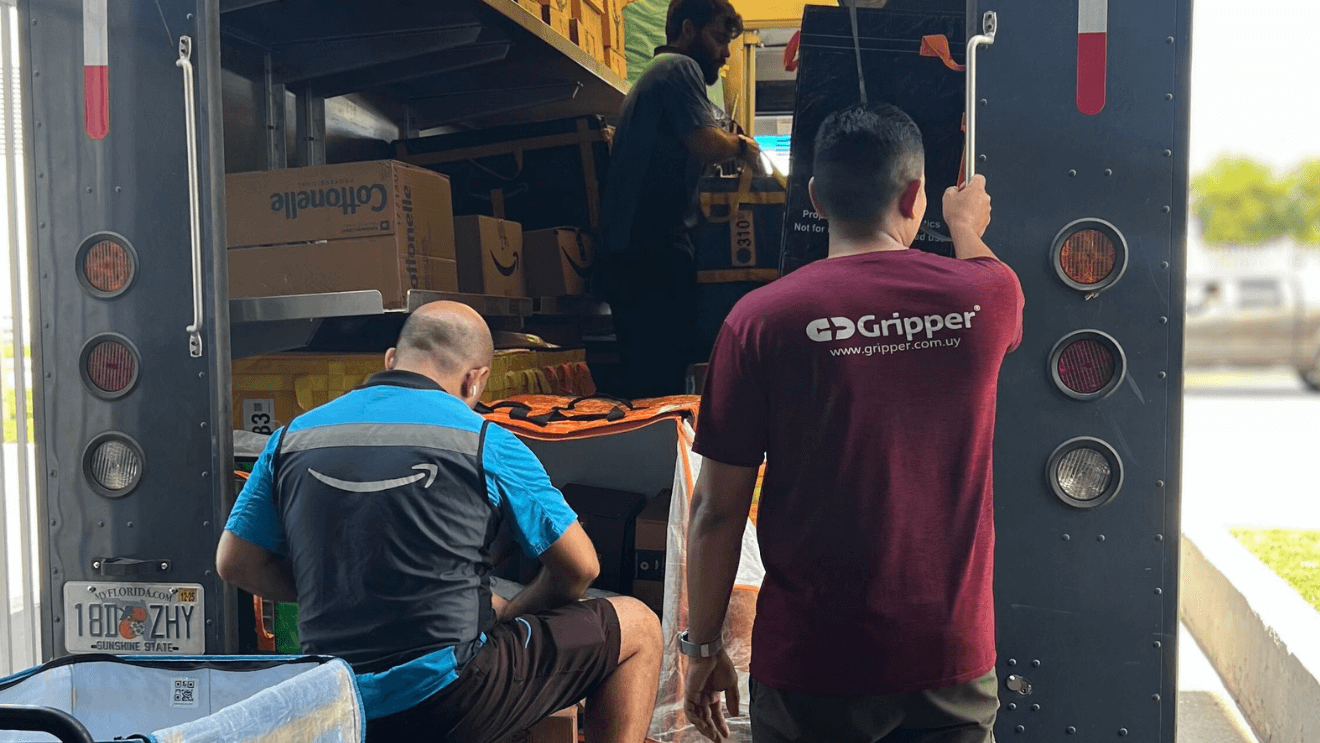 Caja de envío de griper en el pasto junto a persona descalza